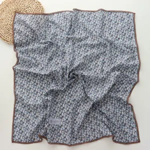 Gedetailleerd overzicht van de retro bloemen vierkante sjaal met kanten rand en stoftextuur.
