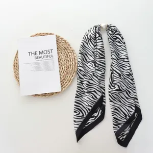 Elegante bufanda con estampado de cebra en blanco y negro con cierre magnético de perlas.