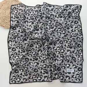 Grijs luipaardprint vierkante sjaal met kantrand, stijlvol accessoire voor dames lente en zomer.