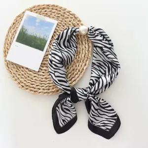 Elegante bufanda de seda con estampado de cebra en blanco y negro con hebilla magnética.