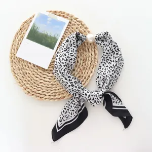 Elegante pañuelo de seda con estampado de leopardo y hebilla magnética de perla para mujeres.