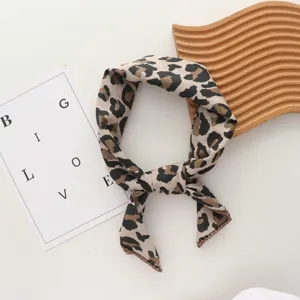 Chique luipaardprint kleine vierkante sjaal voor dames, perfect voor lente en zomer.