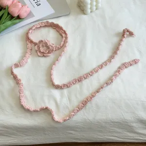 Rosa gehäkelte Blumen schmale Schal, handgemachte Strickhalstuch für modische Alltags-Detail.