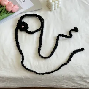 Schwarzer handgestrickter Blumen-Schalschal, cooler Y2K Stil modischer Damenschal.