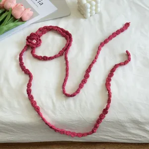Handgemachter Strick Blumen schmaler Schal für Damen, trendiges Nackentuch süsses Accessoire.