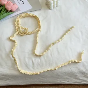 Nahaufnahme des handgemachten gestrickten Blumen-Schals mit feiner Häkelstruktur.