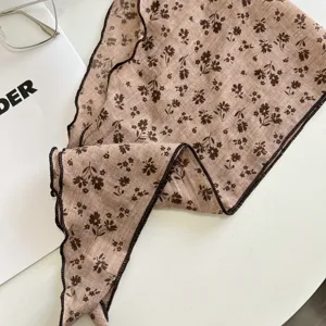 Sciarpa triangolare con stampa floreale, stile letterario retrò, bordo ondulato chic.