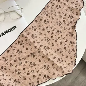 Dettaglio di fazzoletto triangolo floreale, foulard stampa fiori vintage, tessuto morbido.