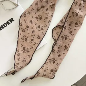 Chic foulard triangolare con stampa floreale marrone nastro capelli, dettagli orlati.