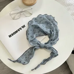Foulard triangolare floreale blu da donna, graziosa fascia per capelli retro, accessorio primaverile.