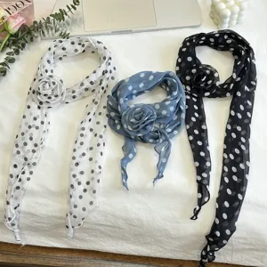 Chiffon stippen lange sjaal met 3D bloemaccent, elegante lichte halsdoek voor dames en meisjes.