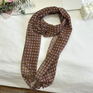 Bruine zijden sjaal met paisley motief en 3D bloem, elegante dames mode-accessoire.