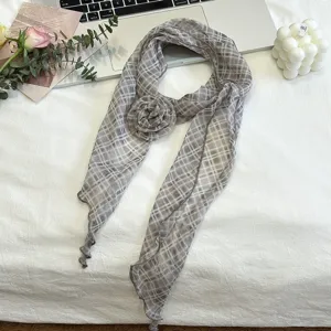 Grijs geruite smalle sjaal voor dames met 3D stoffen bloem chic elegant hals accessoire