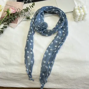 Blauwe gestippelde zijden sjaal met 3D bloem, chic elegant nekaccessoire vrouw.