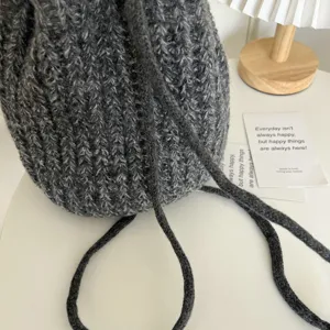 Grauer Strick Kordelzug Tasche Textur Detail, Vintage Woll Eimer Tasche für Damen.