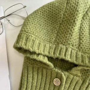 Gebrauchter Strick Balaclava Kapuze Schal Detail, kuschelige Wintermütze mit Knopf.