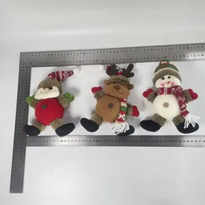 Set de peluches de Navidad que incluye papa noel reno y muneco de nieve con bufandas.