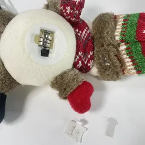 Detalle del compartimento de pilas de la muneca luminosa de navidad con todas las piezas.