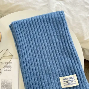 Blauer gerippter Strickschal Detail, kuscheliger warmer Winterschal flachgelegt Ansicht.