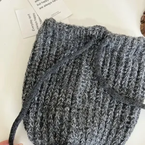 Nahaufnahme des dunkelgrauen Strick-Kordelzugs und der Mütze mit weicher Textur.