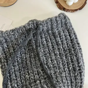 Dunkelgraue gestrickte Kordelzugtasche Detail mit weichem strukturiertem Wollmaterial.
