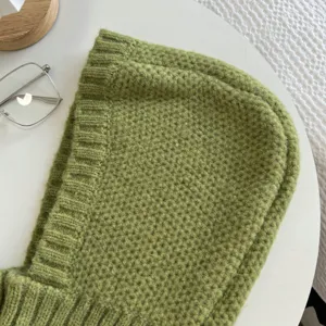 Grüne gestrickte Sturmhaube Winter warme Kapuze Schal Detailansicht, gemütliche Kopfbedeckung.