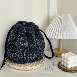 Detaillierte Nahaufnahme des schicken gestrickten Kordelzugbeutels auf einem Tisch.