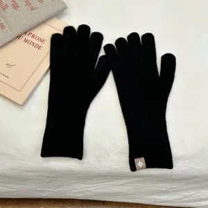 Guantes de invierno de punto negro para mujer, guantes cálidos lisos de cinco dedos detalle.