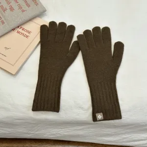 Primer plano de los guantes largos de mezcla de lana marrón cálida, vista detallada.