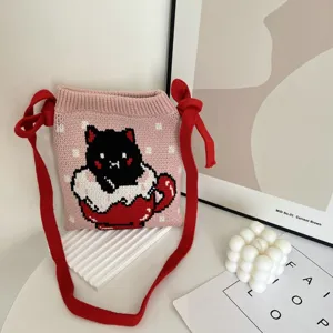Gebreide schoudertas detail, schattig zwart kattenmotief, roze gebreide stof met rode riem.
