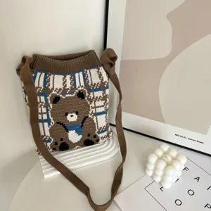Gebreide schoudertas gedetailleerd overzicht, schattig berenmotief en ruitjes, tas.