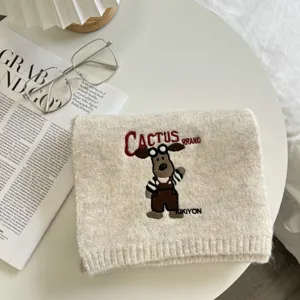 Beige πλεκτό κασκόλ χειμώνα με χαριτωμένο κέντημα κουταβιού και κομψό κείμενο για καθημερινή χρήση.