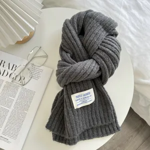 Dunkelgrauer Strickschal Detail, kuscheliger warmer Winterschal Halswärmer Accessoire Nahaufnahme.