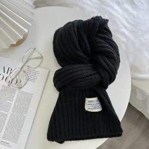 Schwarzer Strickschal für Damen, gemütlicher Winter-Halswärmer mit Vintage-Etikett.