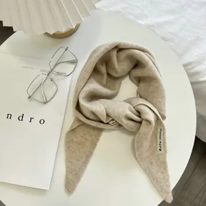 Minimal πλεκτό τριγωνικό γυναικείο φουλάρι, ζεστό και απαλό σάλι από κασμίρ, κομψό μονόχρωμο.