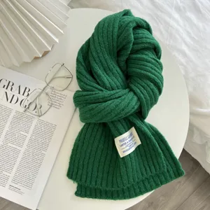 Gruener gestrickter Winterschal fuer Damen, gemuetliches Rippenstrick Design, warmer Halswaermer.