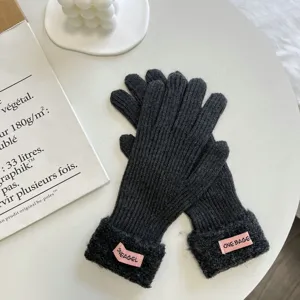 Dunkelgraue Damen Strickhandschuhe mit Plüschbündchen und rosa Logo für Herbst Winter.