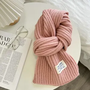 Schicker rosa Strickschal Detail, kuschelige Rippstruktur mit vintage Webetikett.