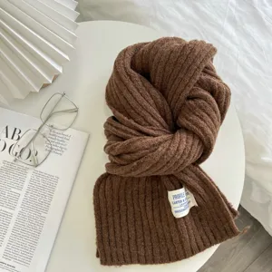 Brauner Strickschal Detailansicht, gemütliche Rippenstruktur, elegantes Winteraccessoire.