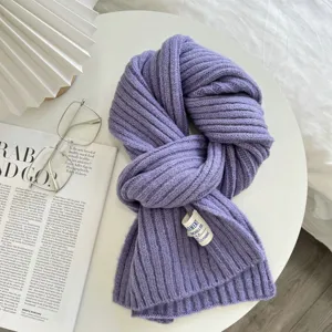 Gemütlicher, violetter Strickschal für den Winter mit Rippenmuster, warmes und stylisches Accessoire.
