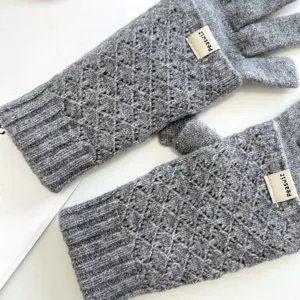 Graue gestreifte Touchscreen-Handschuhe mit Rautenmuster und sehr kuscheligem Design.