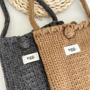 Nahaufnahme der handgemachten Strick-Minihandy Tasche, kuschelige Wolle Textur, Lässig.