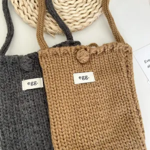 Handgemachte gestrickte Handytasche Detailansicht, kuschelige Mini Umhängetasche Design.