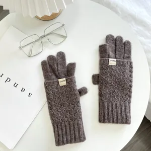 Gemütliche braune Zopfmuster-Halbfingerhandschuhe mit Rippbündchen für warme Hände im Winter.