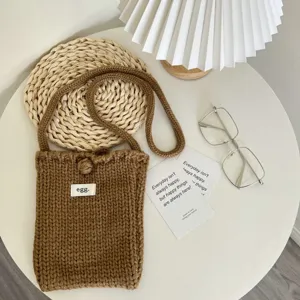 Detailansicht der handgemachten Strick Handytasche, süße braune Mini Wolle Umhängetasche.