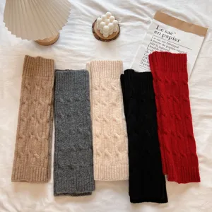 Vue détaillée de jambières en tricot douillet de plusieurs couleurs pour l'hiver.
