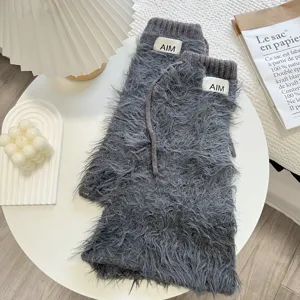 Vue détaillée de jambières en tricot pelucheux gris, couvre-jambes chaud d'hiver poilu.