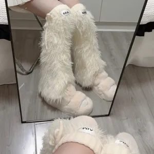 Gros plan détail de jambières en peluche duveteuse style hivernal douillet et doux texture.