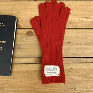 Vue détaillée de gants en laine tricotée rouge avec une étiquette tissée classique au poignet.