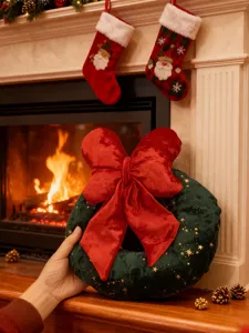 Gemütliches Weihnachtsdeko Kissen Detail, weicher Samt und festliche rote Schleife.
